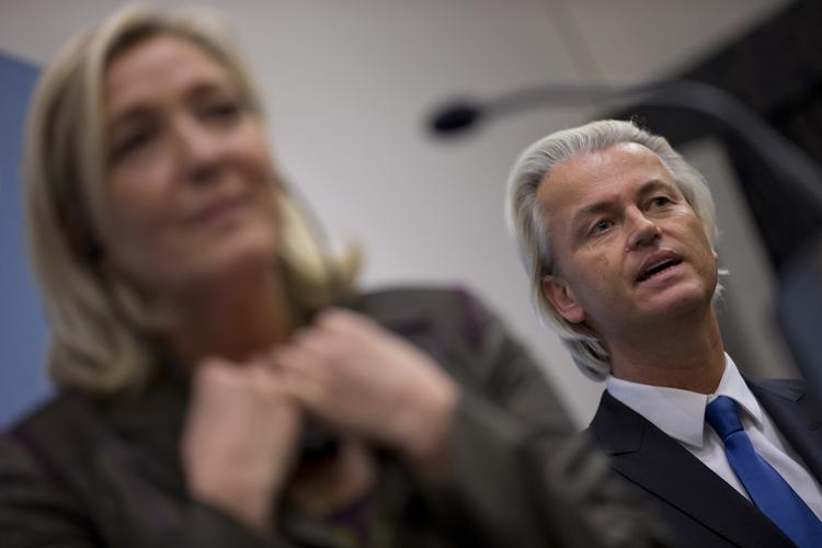 Samarbejde. Den kontroversielle hollandske politiker Geert Wilders (th.) har sammen med franske Marine Le Pen fra det nationalistiske parti Front National dannet en gruppe, der vil samle EU-skeptikere fra hele Europa. De vil gerne have Dansk Folkeparti med. 