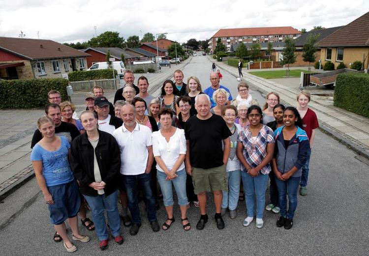 Fællesskab. Har beboerne på 'Gaden' i Ikast andet end adressen til fælles? Deler de demokratiske og samfundsmæssige værdier? Det undersøger 'Gaden hvor det offentlige forsvandt'. 