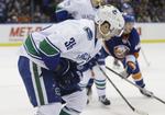 træningsklar. Jannik Hansen forlader isen efter at være blevet skadet i kampen mod New York Islanders i oktober. 