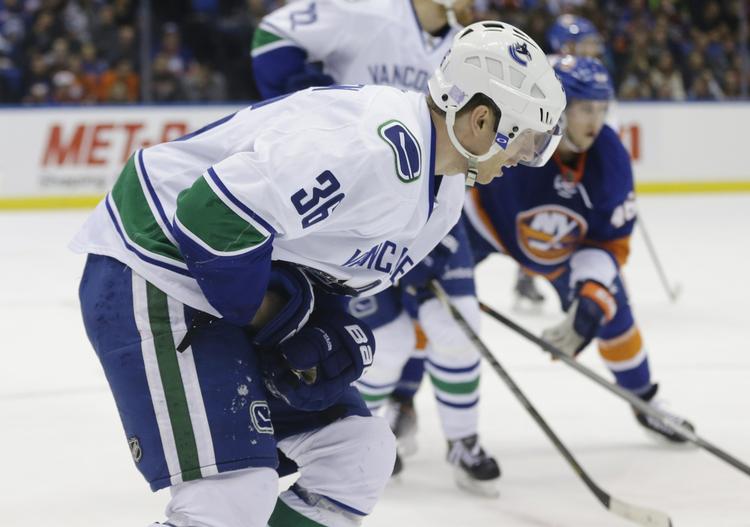 træningsklar. Jannik Hansen forlader isen efter at være blevet skadet i kampen mod New York Islanders i oktober. 
