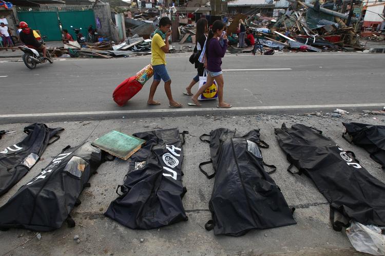 Kaostilstande. Lig ligger stadig på gaderne, efter tyfonen Haiyan hærgede Filippinerne, og flere beretter om, at stanken skulle være næsten uudholdelig i hårdt ramte Tacloban. Man er nu begyndt at begrave de dræbte i massegrave. 