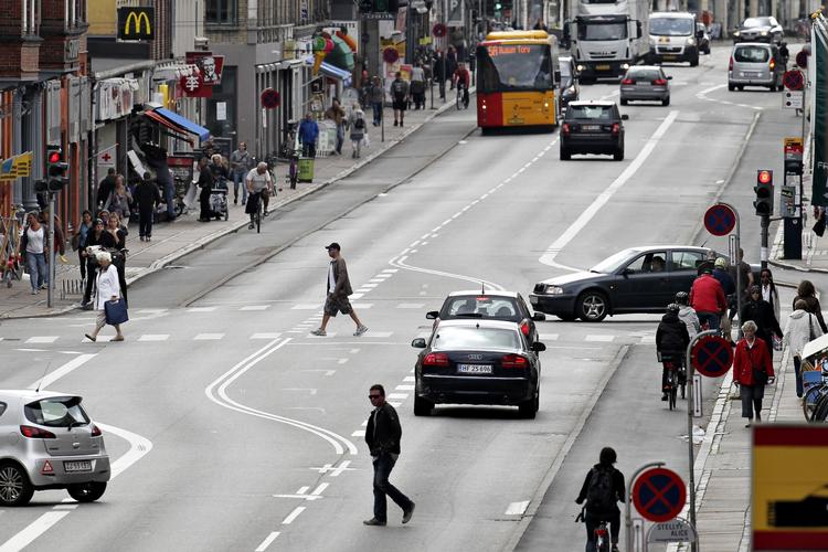 amar'sk. 'Paraplypigen' foregår på Amager. Forfatteren har selv boet i postnummer 2300 S, og hun har et bemærkelsesværdigt godt blik for kvarterets nuancer og skæbner. 