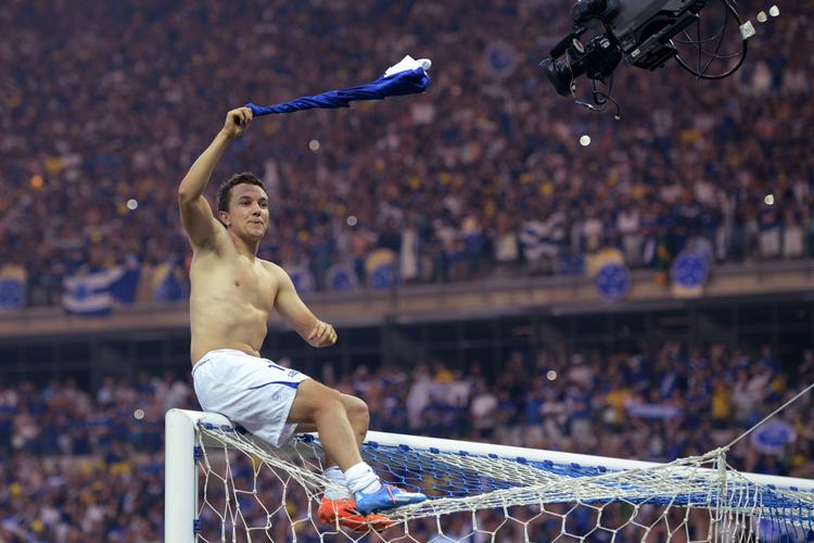 mestre. Cruzeiros Dagoberto fejrer sejren i kampen mod Gremio søndag. I går sikrede endnu en sejr, at Cruzeiro vinder det brasilianske mesterskab. 