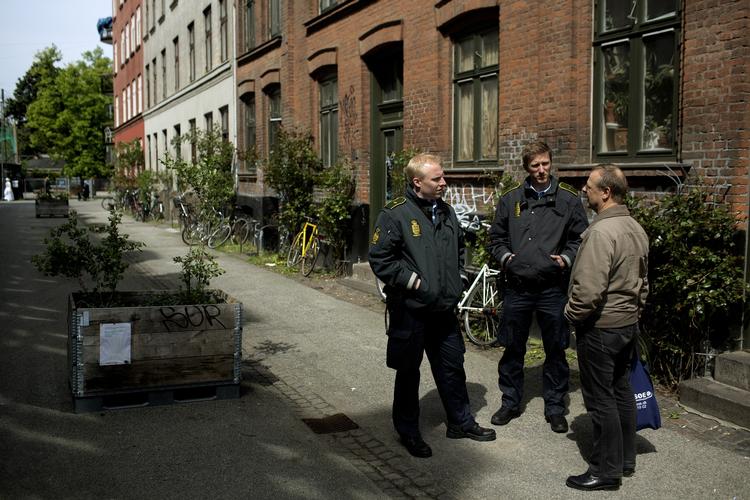TILLID. Generelt føler danskerne sig trygge i deres egne kvarterer. Og deres tillid til politiet er generelt pænt høj. Her betjente i samtale med beboer på Indre Nørrebro. 