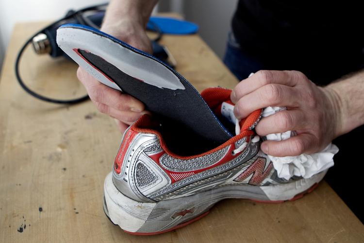 TØRRING. Tag sålen ud straks efter løbeturen. Så får du hurtigere en tør - og mindre lugtende - sko. 