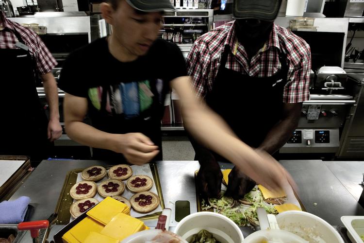 BEDSTE. Burgerkæden McDonald's har 4.000 medarbejdere i Danmark. De er tilsyneladende meget tilfredse med arbejdspladsen. 