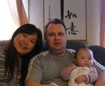Udvisning.  Luisa Lee (tv), Benny Andersen og parrets et-årige datter Emma Lee bliver splittet på grund af afslag på familiesammenføring. 