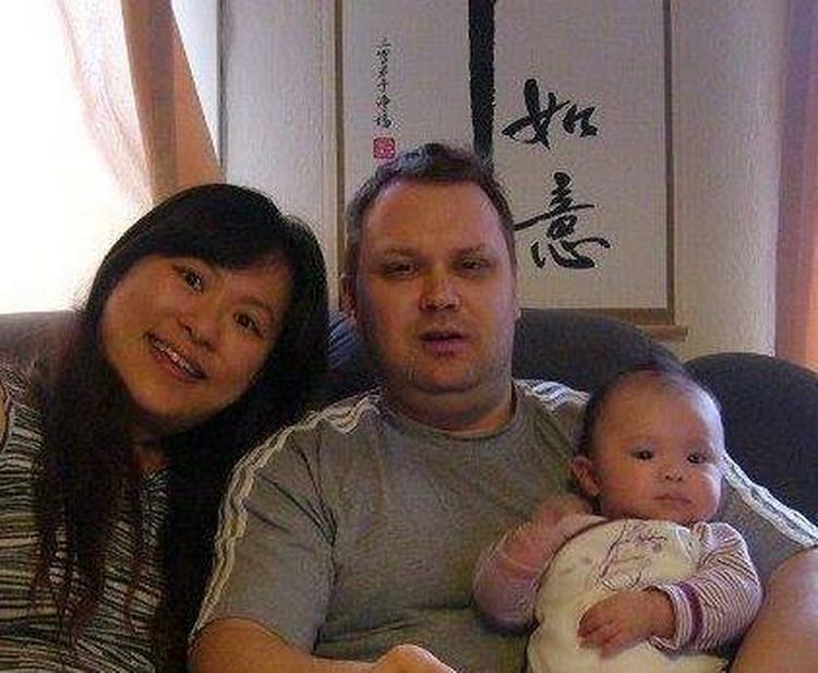 Udvisning.  Luisa Lee (tv), Benny Andersen og parrets et-årige datter Emma Lee bliver splittet på grund af afslag på familiesammenføring. 