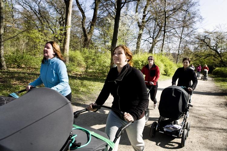 BARSELSMOTION. Aktive mødre kommer hurtigere ned på normalvægt. Men motion står ikke øverst på kommunernes liste over indsatsområder. 