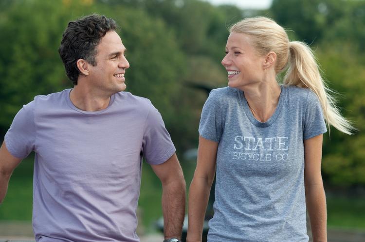 Flirt. Kan Adam (Mark Ruffalo) få et afslappet forhold til sex? Måske kan Phoebe (Gwyneth Paltrow) være behjælpelig. 