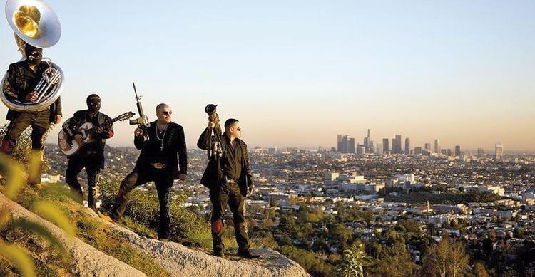 Beats. Edgar Quintero (th.) er sanger i gruppen BuKnas, der får mexicanerne til at danse til hyldestsange om de frygtede narkokarteller. Dokumentaren 'Narco Culture' går tæt på en kompleks kultur. 