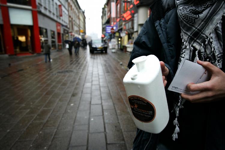 Velgørenhed. Her i landet er det sådan, at stillet over for Den Gode Sag falder alle andre argumenter væk. 