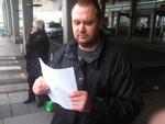 Udvist. Benny Andersen fra Hasle læser den endelige afgørelse fra Udlændingenævnet, efter at hans udviste kone Luisa Lee og den 1-årige datter Emma Lee er rejst 