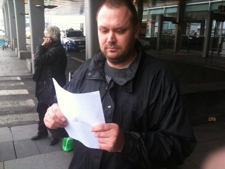 Udvist. Benny Andersen fra Hasle læser den endelige afgørelse fra Udlændingenævnet, efter at hans udviste kone Luisa Lee og den 1-årige datter Emma Lee er rejst 