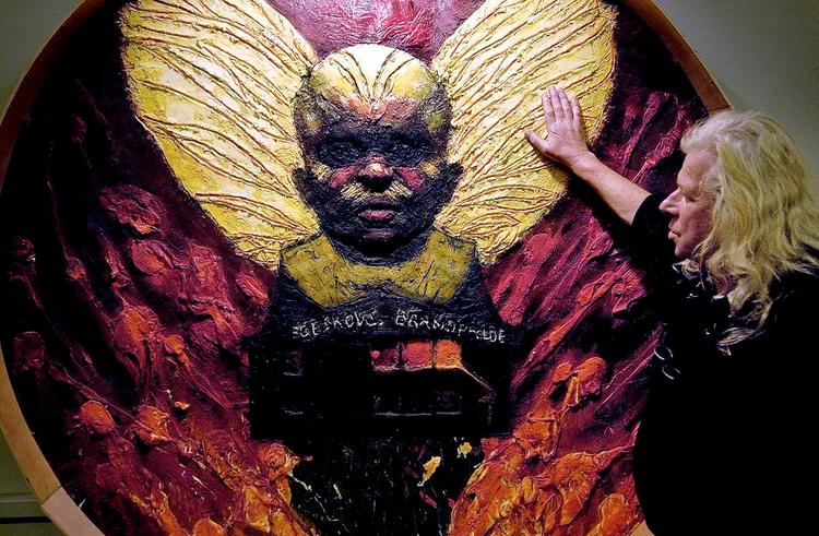 Farverigt. Den aldrende kunstner med et af sine flerfarvede relieffer i træ, hvor han har forenet maleri og skulptur. 