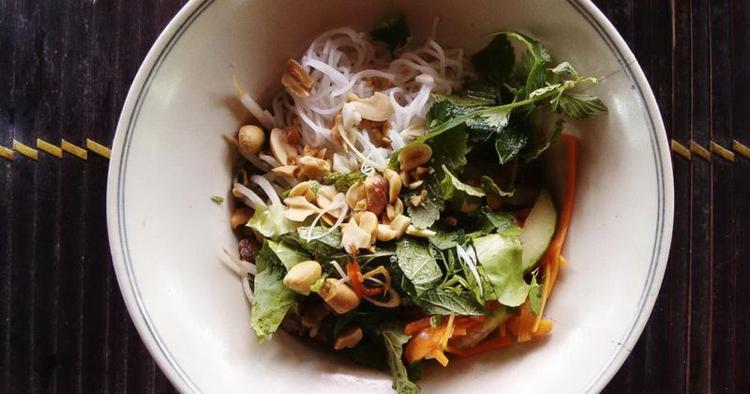 Indbydende. Vietnamesisk mad er et smukt virvar af forskellige farver, strukturer og sammensætninger. Her en klassisk risnudelsalat. 