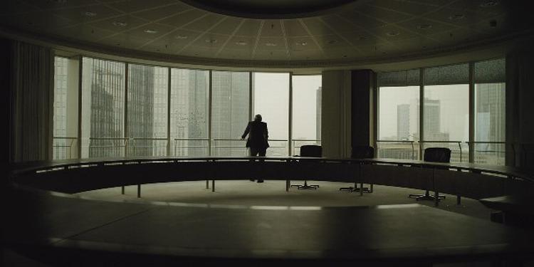 FORLADT. I en blanding af en monolog og et dyberegående interview deler en tidligere investeringsekspert ud af sin insiderviden fra en bankverden, der var engang. 