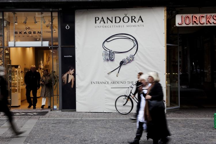 SMYKKEVIRKSOMHED. Bagmandspolitiet mener, at Pandora undlod at komme med informationer til aktionærerne rettidigt. 