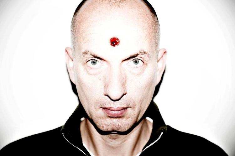 Gys. DR's politiske analytiker Ask Rostrup slapper af til zombiefilm, som han synes er meget afslappende. samtidig mener han, at de sætter fokus på kernen i mennesket. Hvordan er vi ved kanten af livet? 