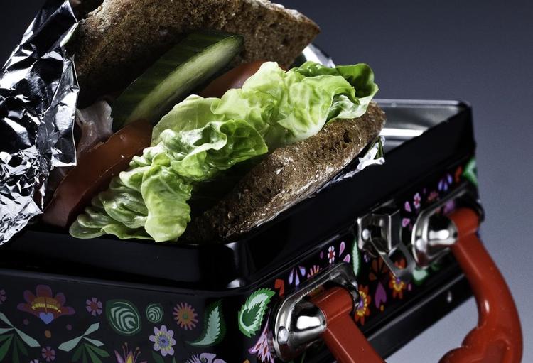 Frokostboller. Flere og flere skolebørn får deres rugbrødsmadder skiftet ud med rugbrødsboller. Politiken tester frokostboller. 