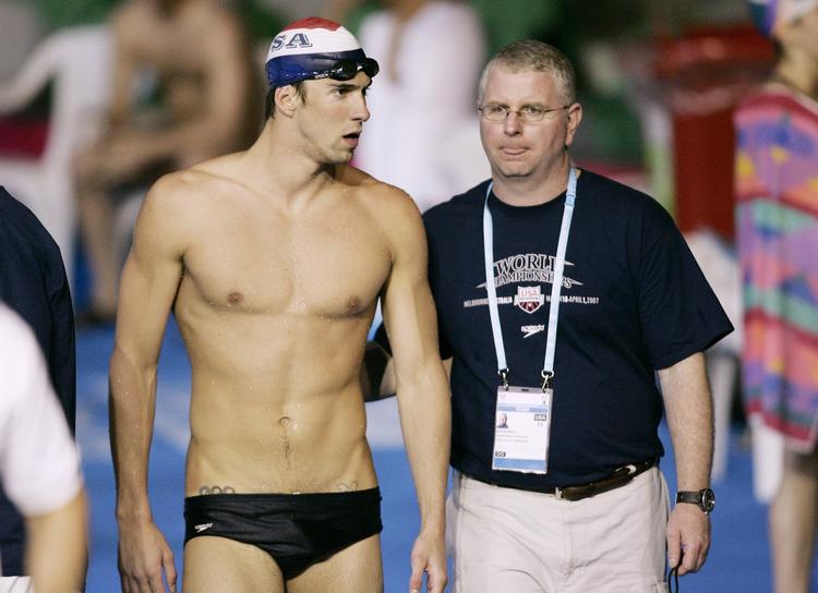 GENFORENET. Hjemme i Baltimore har Michael Phelps flere gange været til træning hos Bob Bowman, der mener det er for tidligt at tale om et comeback. 