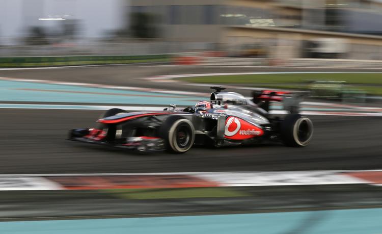 Motorsport. Danskeren Kevin Magnussen kører formel 1 for McLaren-holdet i næste sæson. Det bliver dog med biler, der bruger mindre energi end den McLaren Mercedes som briten Jenson Button her kører. 