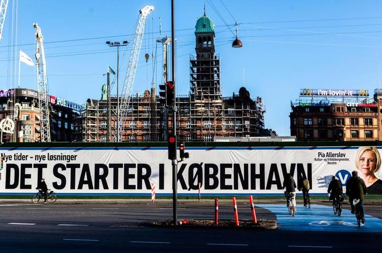 Hvad? Pia Allerslev fra Venstre har købt hele plankeværket på den modsatte side af rådhuspladsen til et stort valgbanner. Pia Allerslev fra Venstre har købt hele plankeværket på den modsatte side af rådhuspladsen til et stort valgbanner. 