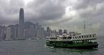 langsom. De hvid-grønne færger er ikke den hurtigste transportform, men udsigten over Hongkongs skyline er ikke til at slå. 