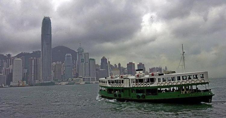 langsom. De hvid-grønne færger er ikke den hurtigste transportform, men udsigten over Hongkongs skyline er ikke til at slå. 