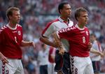 Haps. Jesper Grønkjær (tv)  havde fat i store John Carew, da Danmark slog Norge 1-0 i EM-kvalifikationen i 2003. 