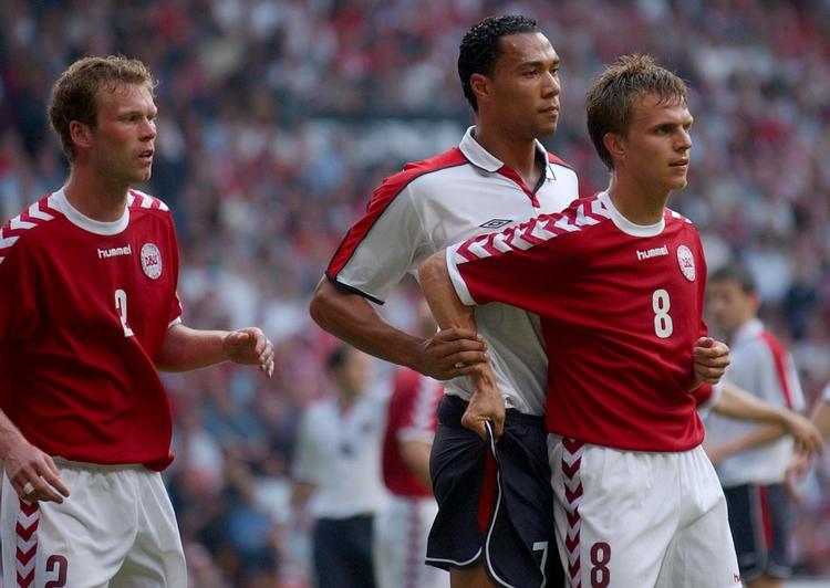 Haps. Jesper Grønkjær (tv)  havde fat i store John Carew, da Danmark slog Norge 1-0 i EM-kvalifikationen i 2003. 