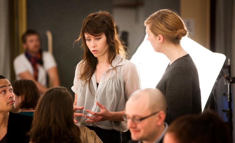 Film. Anna Odell i en scene fra hendes film 'Återträffen', hvori hun undersøger, hvorfor mobning opstår, og hvad det betyder for den, det går ud over. 