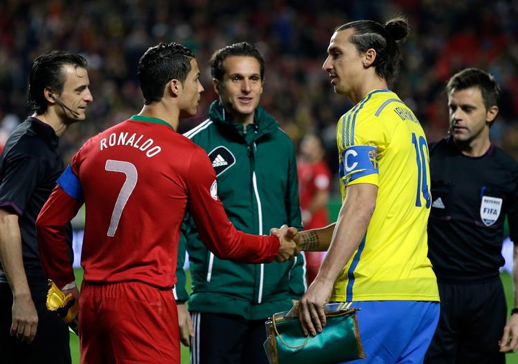 Kaptajner. Ronaldo eller Zlatan må vinke farvel til VM på tirsdag. Men hvem? Fordelen ligger hos ham til venstre. 