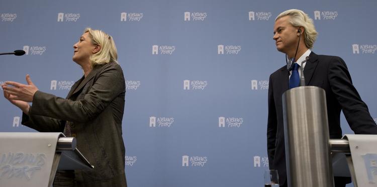 ALLIANCE. Marine Le Pen og Geert Wilders ved afsløringen af, at de vil samle en alliance af højrenationale i Europaparlamentet. 