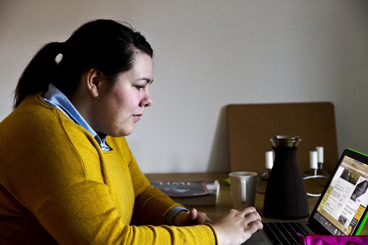 Uvidende. Fie Suryaninoff mistede sin far i 2006 på grund af gigtmedicin. »Jeg følte, at jeg var blevet holdt udenfor, fordi ingen nogensinde havde fortalt mig, at min far kunne dø af den medicin, han tog«, fortæller hun. 