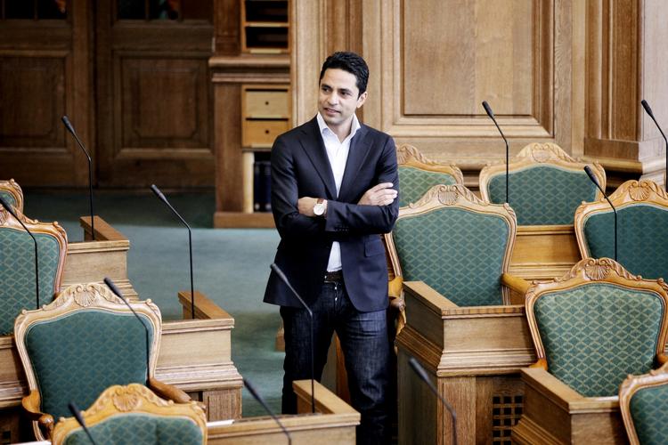 Gudsminister. Manu Sareen (R) er minister for både Kirken og Nordisk Samarbejde. 