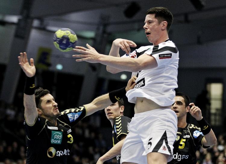 udfordring. KIF Kolding Københavns defensiv er der ikke så meget at udsætte på. Men når klubben i dag optræder i Champions League mod Kielce kunne holder godt bruge stjernespilleren Kim Andersson (th), der fortsat er skadet. 