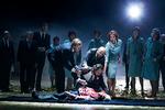 Magtspil. Blod og konfetti sættes op mod hinanden, når Lady Macbeth (Anne Margrethe Dahl) træder ud af heksenes flok 