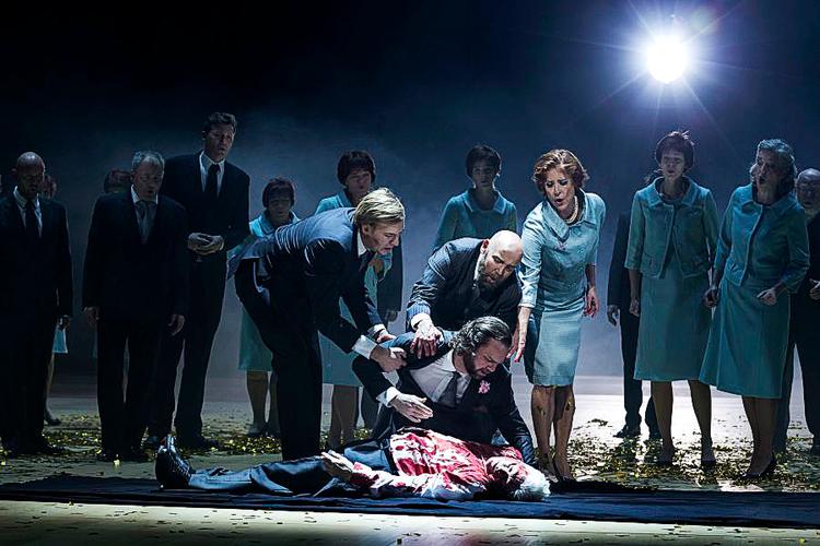 Magtspil. Blod og konfetti sættes op mod hinanden, når Lady Macbeth (Anne Margrethe Dahl) træder ud af heksenes flok 