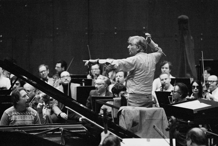 bøn. Komponisten Leonard Bernstein dedikerede sin 'Kaddish', en jødisk bøn til sin afdøde ven John F. Kennedy. 