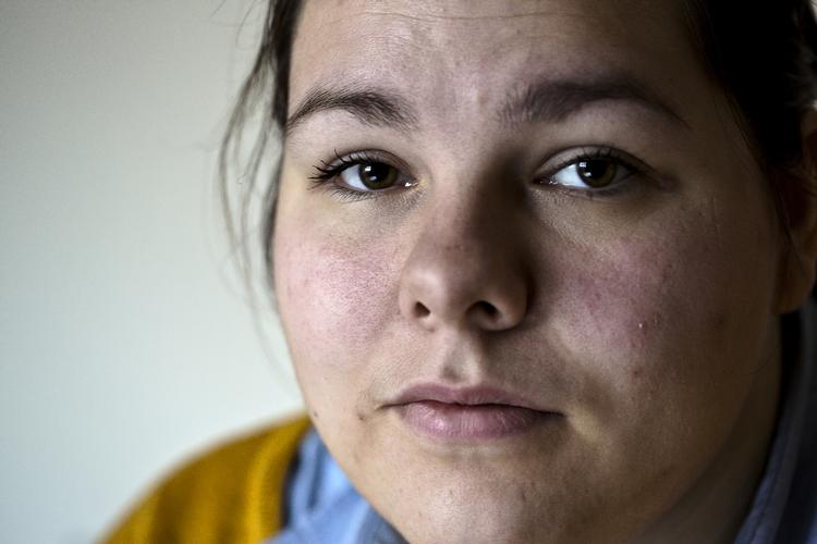 Dødeligt. Fie Suryaninoff mistede for syv år siden sin far. Han døde med stor sandsynlighed af bivirkninger til den gigtmedicin, han havde taget gennem 25 år. I dag har den 23-årige kvinde selv fået konstateret gigt, og er tvunget til at tage den samme medicin, som slog hendes far ihjel. Ellers ville hun ikke kunne passe sin uddannelse i Market and Management Antropology på Syddansk Universitet i Odense, hvor hun bor i lejlighed sammen med sin søster. »Jeg ville ikke kunne få noget ud af livet. Jeg må bare håbe på, at der snart kommer noget bedre medicin«. 