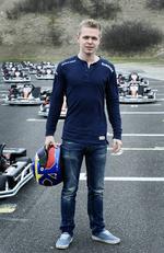 afventende. Kevin Magnussen træner lige nu i simulator og udtaler sig ikke om sit nye job i McLarens formel 1-sædet. 