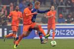 2-2. Japans Keisuke Honda (i blåt) og Hollands Rafael van der Vaart (midt) scorede hvert et mål i kampen mellem de to lande. 