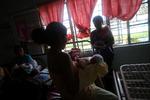 HOSPITALSKAOS. Overlevende og nybagte mødre kan ikke være sikker på, at hospitalerne har nok midler til at holde deres spædbørn i live efter supertyfonen ramte kystbyen Tacloban i Filippinerne. 