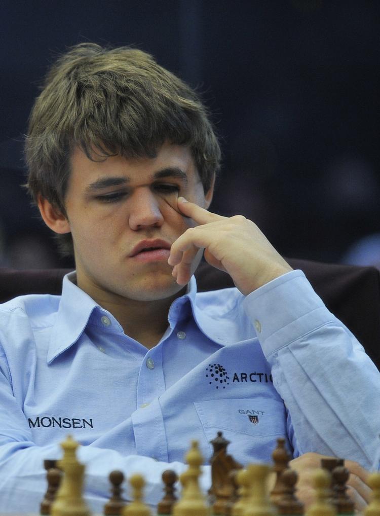 4-2. Magnus Carlsen ligner en samlet vinder af VM-matchen mod den indiske verdensmester Viswanathan Anand før de sidste seks partier. 