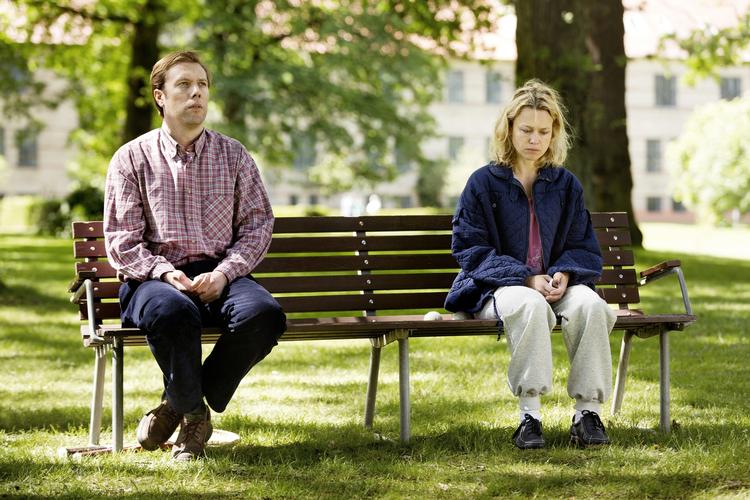 Tvivl. Kærligheden overvinder alt, også de uskarpe linjer mellem det syge og det raske. Men hvad nu, hvis kærligheden er en sygdom? spørger Bjørn Bredal. 