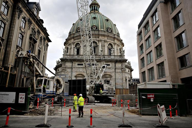 Metrobyggeri. Ifølge beboerne omkring Marmorkirken overskrides arbejdet på byggepladsen systematisk med store støjgener til følge. 