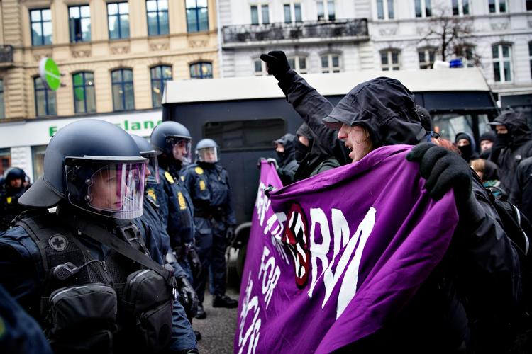Yderfløj. Overvejelser om egne antidemokratiske og voldelige tendenser er lige så ikkeeksisterende, som de er uønskede på de dele af venstrefløjen, som ellers så entusiastisk vil bekæmpe selvsamme tendenser på højrefløjen., skriver Mikkel Andersson. 