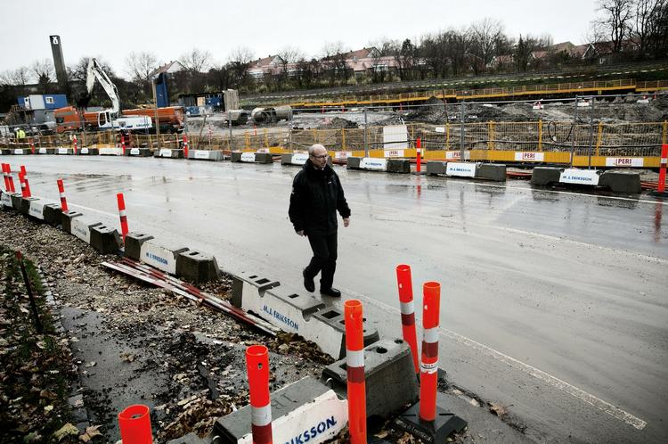 Byggeplads. Lyngby-Taarbæk kommune besluttede forleden at sige ja til Microsofts hovedsæde der skal bygges midt i byen - men politikere og naboer kalder det »pistol for tindingen«-politik. 
