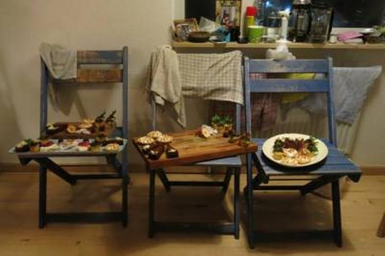 ANRETTET. Inspireret af efteråret har otte piger fra Hotel- og Restaurantskolen i dag serveret  kagetallerkner for 45 gæster under Restaurantdagen, der giver alle lov til at være restauratør for en dag. 
